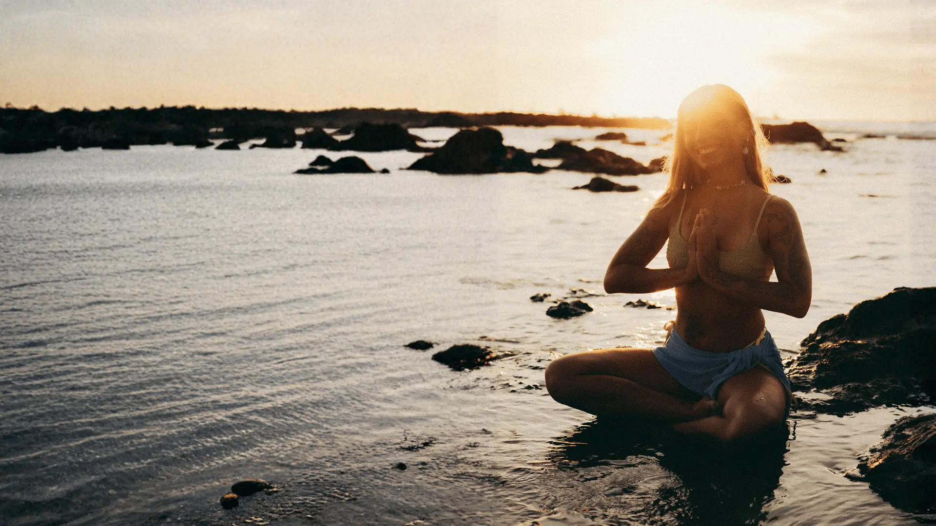 Meditación al atardecer en la orilla del mar de Costa Rica